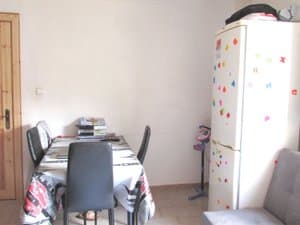 Comedor con mesa y frigorífico