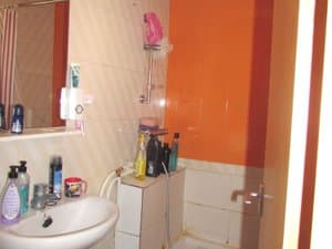 Baño con lavabo y espejo