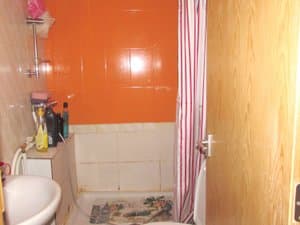 Baño con ducha y cortina