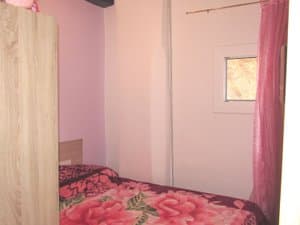 Dormitorio con cama y cortina