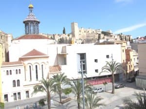 Vistas al casco antiguo con cúpula y palmeras