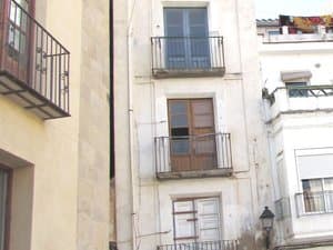 Fachada con balcones de hierro