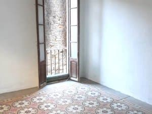 Dormitorio con suelo hidráulico y puerta balconera