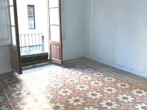 Estancia con suelo hidráulico y balcón