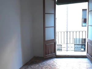 Comedor con puerta balconera abierta