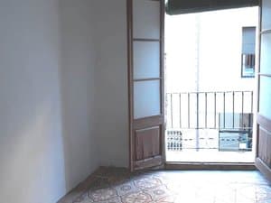Comedor con balcón a la calle