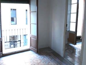 Comedor con dos puertas balconeras