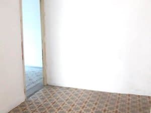 Dormitorio con suelo hidráulico