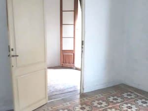Pasillo con puerta de madera