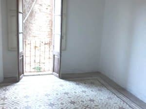 Estancia con puerta balconera y suelo decorado
