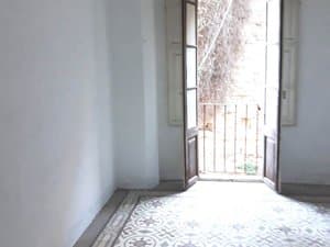 Estancia con balcón y suelo hidráulico