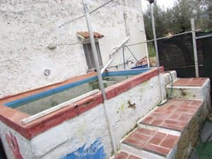 Estanque junto a la casa con escalones