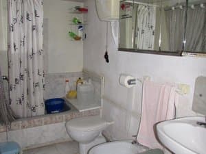 Baño con bañera, inodoro y lavabo