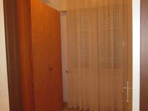 Dormitorio con armario y cortina