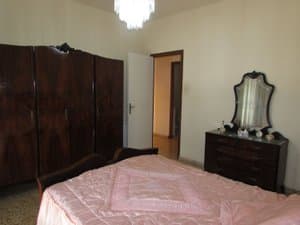 Dormitorio con armario de madera y tocador