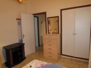 Dormitorio con armario empotrado y cómoda
