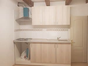 Cocina con campana y fregadero