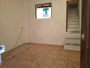 Comedor con ventana y escalera