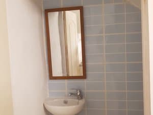 Aseo con lavabo y espejo