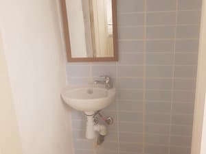 Aseo con lavabo pequeño