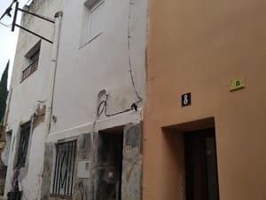 Fachada de la casa en una calle estrecha