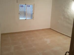 Dormitorio vacío con ventana