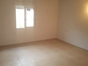 Dormitorio con ventana y suelo cerámico