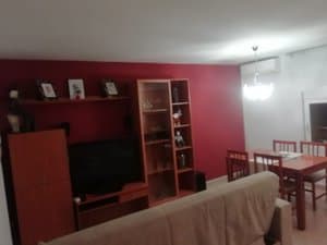 Salón con mueble de televisión y aire acondicionado