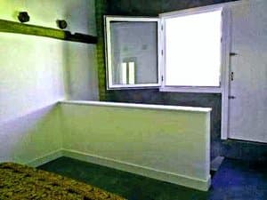 Estancia con ventana y murete
