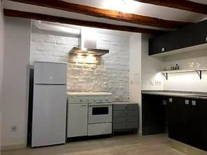 Cocina con frigorífico, cocina y campana