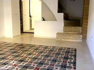 Comedor con suelo hidráulico y escalera