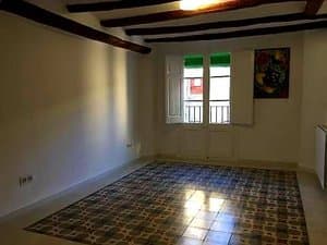 Comedor con vigas de madera y puerta balconera