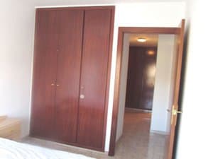 Dormitorio con armario empotrado de madera