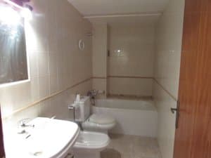 Baño con bañera, lavabo y bidé