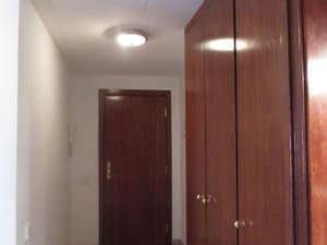 Recibidor con armario empotrado y puerta de entrada