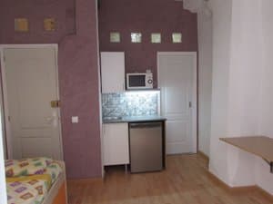 Cocina con frigorífico bajo encimera y puerta