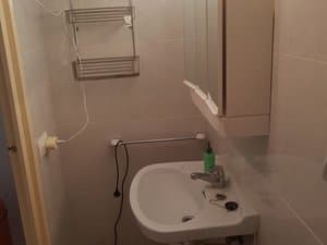 Baño con lavabo, toallero y armario