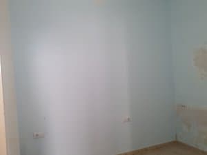 Dormitorio vacío con paredes claras
