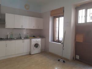 Cocina comedor con ventana y puerta de entrada