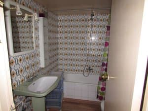 Baño con bañera, lavabo y espejo