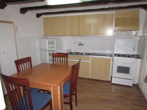 Cocina con mesa, cocina de gas y horno