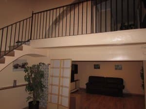 Escalera con barandilla de hierro sobre el salón