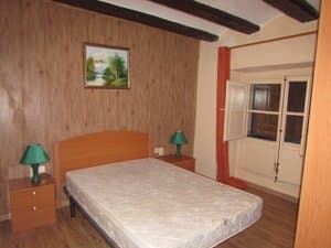 Dormitorio con cama de matrimonio y mesitas
