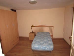 Dormitorio con cama individual y armario