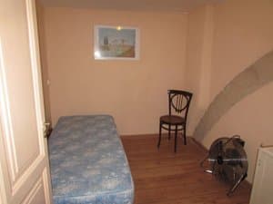 Dormitorio con cama individual y silla