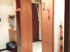 Recibidor con mueble y espejo