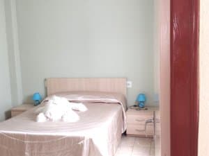 Dormitorio con cama de matrimonio y mesitas