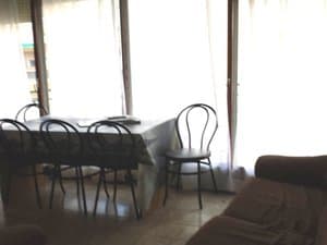 Comedor con mesa y ventanales