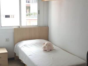Dormitorio con cama individual y ventana