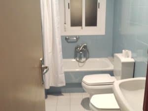 Baño con bañera, inodoro y bidé